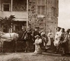 В центре Марина Ивановна гладит собаку, за ней - Сергей Яковлевич Эфрон, справа от нее - мама Максимилиана Волошина- Елена Оттобальдовна, правее - Максимилиан Волошин и Ф.К.Радецкий (с фотоаппаратом).1913 г.