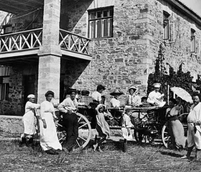 Хозяева и гости Дома Поэта. Стоят слева направо: Е. О. Волошина, Б. Е. Фейнберг, С. Я. Эфрон, М. Л. Гехтман, М. А. Волошин, М. С. Лямин; сидят: М. И. Цветаева, А. И. Цветаева, Е. Я. Эфрон, Н. М. Беляев. 1911 г.