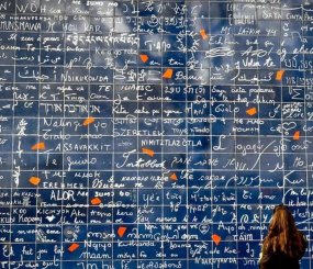 Стена Монмартр. Стена в Париже, на которой написана 311 раз на 250 языках фраза " Я люблю тебя".