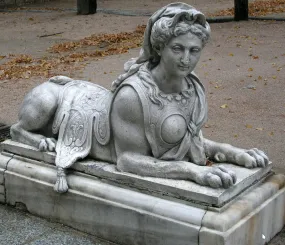 Сфинкс XVIII века у дворца Сан-Ильдефонсо в Испании