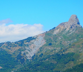 Гора Rocca Salvatesta выглядит сфинксом на Фондакелли-Фантина, Сицилия