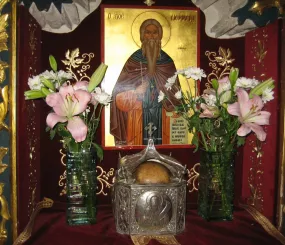 Честная глава преподобного в нише у иконостаса, слева