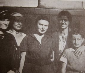 5 марта 1937 г., вокзал в Париже, проводы А. Эфрон в СССР.  Вторая слева - М. Цветаева, справа - Ариадна и Мур