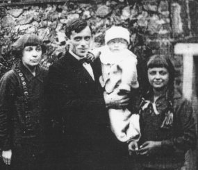 Цветаева с семьёй после рождения сына, 1925
