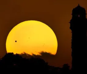 Венера в виде точки и башня в Читторгархе, Индия