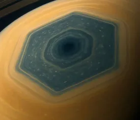 Знаменитый гексагон Сатурна    Атмосферный феномен вращается против часовой стрелки со скоростью около 320 км/ч, совершая один оборот за 10 часов 40 минут. Размер шестиугольника около 25 тысяч км в диаметре. Удивительно то, что в то время как штормы на других планетах меняются и исчезают, этот шестиугольник остается неизменным на протяжении как минимум 40 лет. 