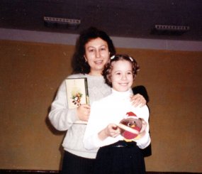 Касенька со своей учительницей музыки Аллой Леонидовной