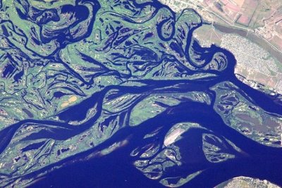 Именно так из космоса выглядит река Волга