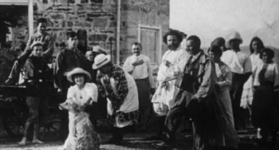 Проводы Цветаевой у Дома Волошина в Коктебеле, она сидит с собакой и улыбается