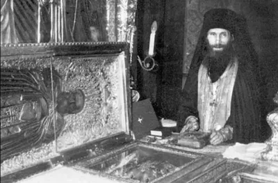 Архимандрит Кирилл (Павлов) у мощей прп. Сергия. Троице-Сергиева лавра