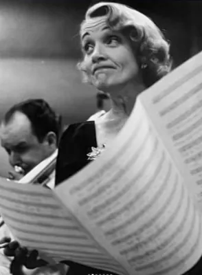 Марлен Дитрих в студии звукозаписи Columbia Records в ноябре 1952 года.