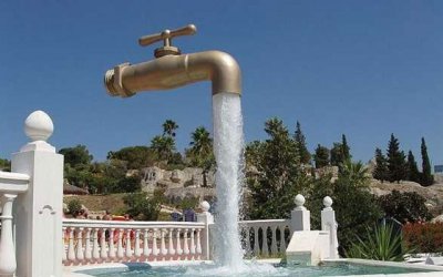 Этот висячий фонтан можно увидеть в Испании в городе Эль-Пуэрто-де-Санта-Мария.