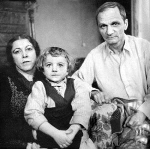 Андрей Платонов с супругой и дочерью Машей. Последнее фото, 1950 год