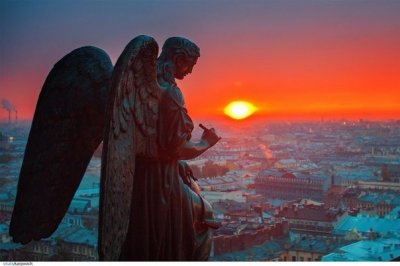 Ангел Исаакиевского собора в рассвет над Петербургом.Фото - Виталий Карпович