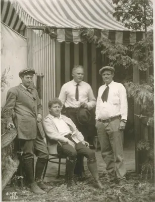 Джек Лондон (крайний справа) с друзьями