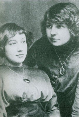 Анастасия и Марина Цветаевы. 1911
