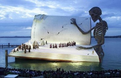 На фото — опера «Бал-маскарад» на озере Констанц, Австрия