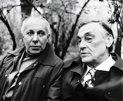 А.Межиров и А.Тарковский во дворе Литинститута. 1 октября 1980 