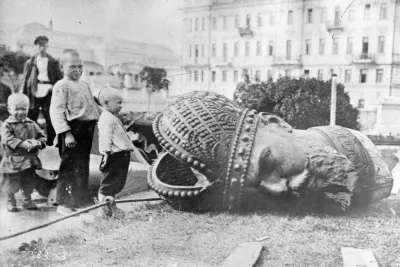 1920 год. Разбитый памятник Александра III в Москве