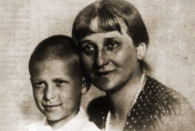 Студийный портрет с мальчиком Валей Смирновым, соседом по квартире. Ленинград, конец 1930-х гг.