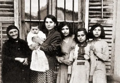 Бабушка с дочерью и внуками