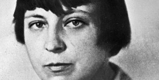 Все вокруг просто функционируют, а она с каждым ищет встречи