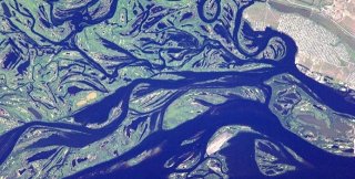 Именно так из космоса выглядит река Волга