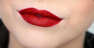 Женщина с накрашенными губами удерживает внимание мужчины втрое дольше