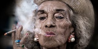 Старуха - это женщина в возрасте или это уже не женщина?