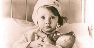 Ей нельзя было умереть; надо заботиться о кукле, понимаете?