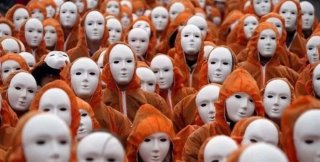 Толпа состоит из людей, которые отказались быть по-настоящему