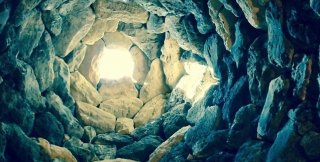 Люди встречаются на территории вечности