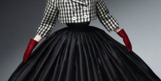 Я фарфоровой куклой стою у тебя на столе...