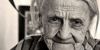 90-летняя бабушка попросила купить ей новый плащик