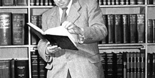 Каждый носит маску и даже себе caмoмy кажется тем, чем xoчeт быть