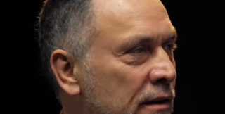 Человек, имеющий собственный голос, собственное выражение лица, не угоден никому