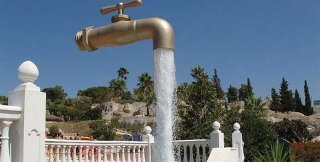 Этот висячий фонтан можно увидеть в Испании в городе Эль-Пуэрто-де-Санта-Мария.