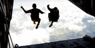 На чьи руки падать можно как на Божьи