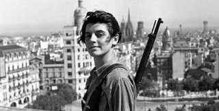 Знаменитый снимок времен Гражданской войны в Испании. 17-летняя девушка позирует с винтовкой на крыше отеля Колон в Барселоне. 21 июля 1936 года