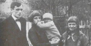 М.И. Цветаева с мужем и детьми. Прага, 1925