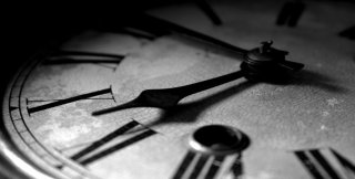 Если у меня нет слов, а надо что-то написать к дате, к празднику - ни за что не напишу «дежурно»