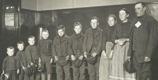 Семья иммигрантов прибывает на остров Эллис в 1904 году